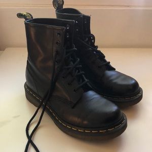 Black dr. Martens
